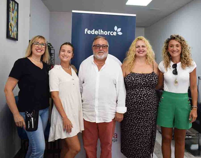 Alhaurín de la Torre entrega dos nuevas tarjetas-monedero de la campaña estival de Fedelhorce y Comercio