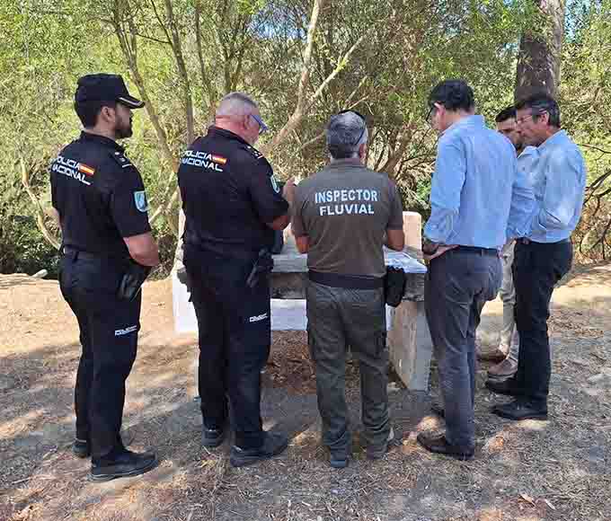 Policías inspeccionando pozos